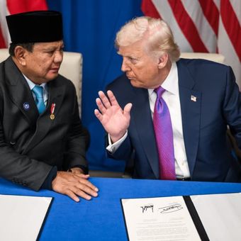 Presiden Prabowo Subianto dan Presiden AS Donald Trump berbincang di sela-sela penandatanganan Perjanjian Tarif Resiprokal (Agreement on Reciprocal Trade/ART) di Washington DC, AS, Kamis (19/2/2026) waktu setempat. 