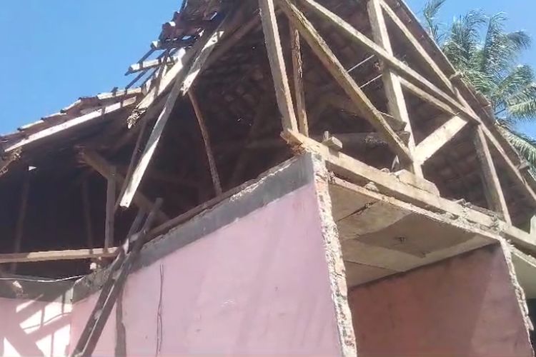 Satu unit tumah di Kampung Cibangoak RT 7/3, Desa Calincing, Kecamatan Tegalbuleud, Kabupaten Sukabumi, Jawa Barat. mengalami kerusakan pascagempa pada Sabtu (7/9/2024).