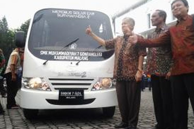 Mikrobus Suryawangsa 2 disambut di kantor gubernur Jatim di Surabaya.