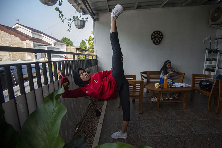 Atlet taekwondo Defia Rosmaniar berlatih secara mandiri di rumahnya di Ciomas, Kabupaten Bogor, Jawa Barat, Rabu (10/6/2020). Adaptasi dengan keadaan yang berubah selama pandemi ditempuh para atlet dari sejumlah cabang olahraga, salah satunya latihan mandiri di rumah masing-masing, hingga latihan bersama pelatih via konferensi video.