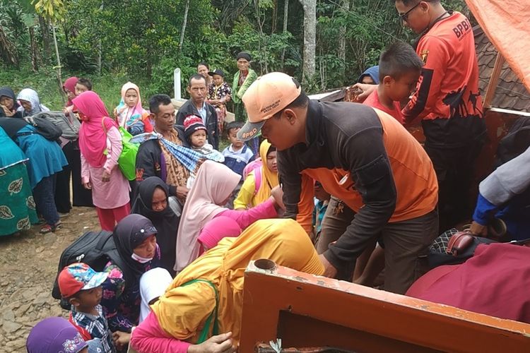 Sejumlah pengungsi bencana tanah bergerak menaiki mobil BPBD di Dusun Suradita, Desa Ciengang, Kecamatan Gegerbitung, yang berada di kaki Gunung Baros Sukabumi, Jawa Barat, Minggu (17/1/2021).