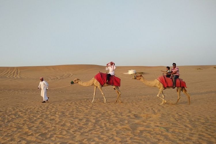 Wisatawan sedang naik unta di kawasan gurun pasir di Dubai, Uni Emirate Arab, Selasa (31/10/2017). Menjelajah gurun pasir adalah salah satu atraksi wisata yang bisa dilakukan saat berlibur ke Dubai.