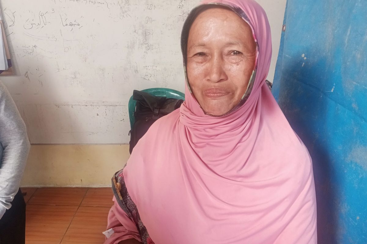 Rusmini, salah satu pemulung yang bekerja di fasilitas pengolahan sampah organik berbasis komunitas di Kecamatan Duren Sawit, Jakarta Timur pada Jumat (13/2/2026).