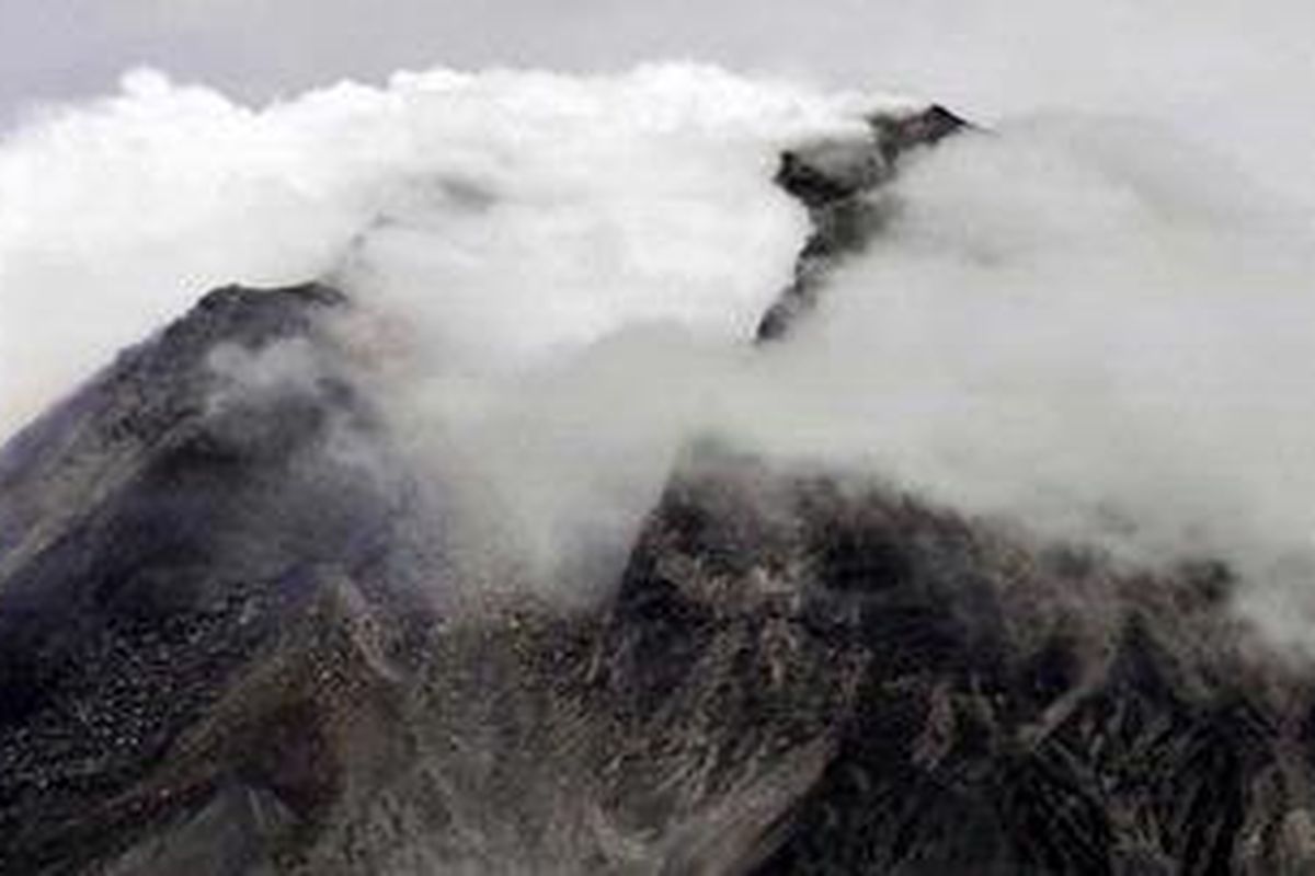 Puncak Gunung Merapi mengeluarkan asap solfatara yang terlihat jelas dari kawasan wisata Deles, Desa Sidorejo, Kecamatan Kemalang, Kabupaten Klaten, Jawa Tengah, Senin (25/10/2010). Pusat Vulkanologi dan Mitigasi Bencana Geologi (PVMBG) Badan Geologi menetapkan status Awas untuk Merapi setelah berdasarkan pemantauan kegempaan, deformasi, dan visual terjadi peningkatan aktivitas yang signifikan. 