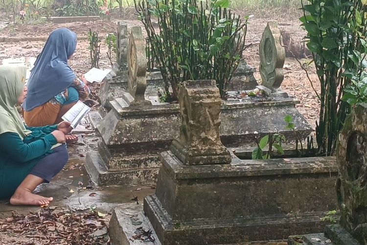 Para perempuan membaca doa dalam Tradisi Ngusar di Madura, Kamis (7/3/2024).