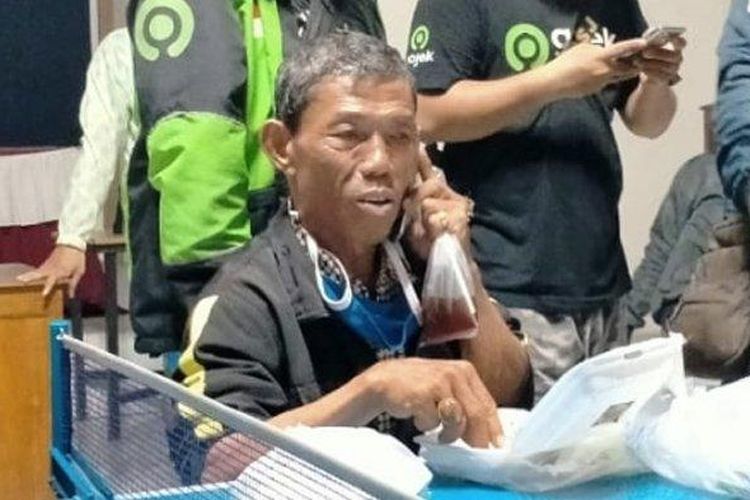 Mulyono (59) warga Kalibagor, Desa Srowot, Banyumas menjadi korban penipuan di Solo, Sabtu (4/4/2020). Ia kemudian dibantu oleh driver Ojol Solo Raya di Kelurahan Banyuanyar, Banjarsari.