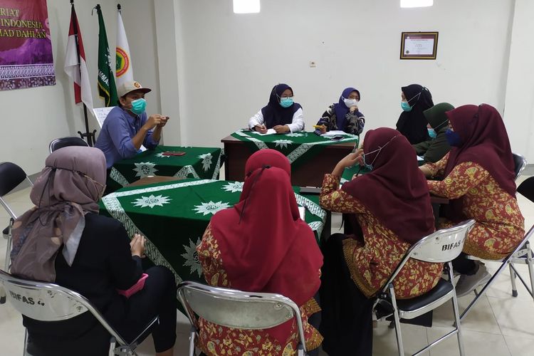 Suasana pelatihan Bahasa Inggris oleh dosen dan mahasiswa UAD bagi staf RS UAD Yogyakarta.