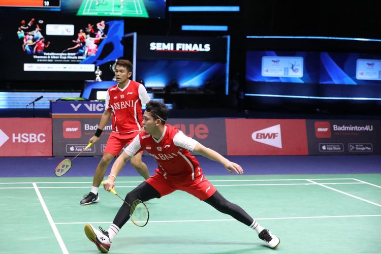 Fajar Alfian/Muhammad Rian Ardianto saat melawan Akira Koga/Yuta Watanabe pada semifinal Piala Thomas 2022 di Bangkok, Thailand, Jumat (13/5/2022). 