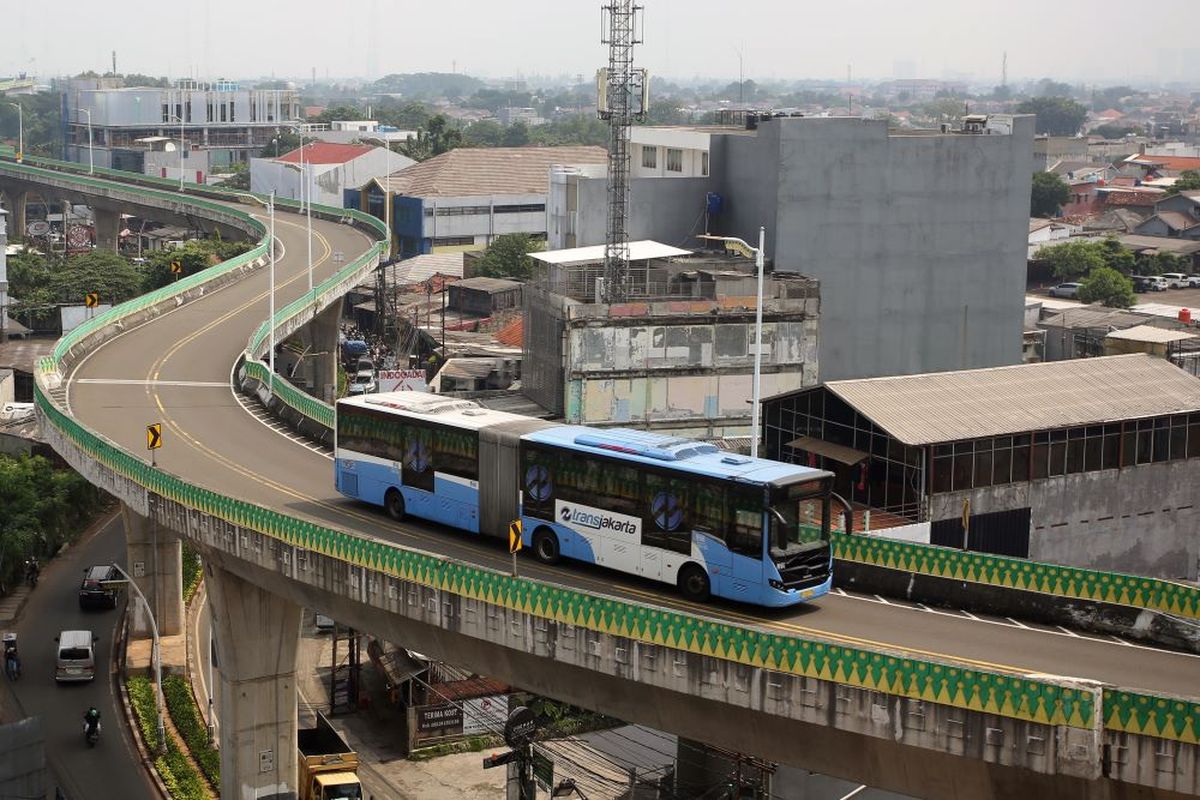 Bus Transjakarta melintas di jalan layang khusus bus Koridor 13 di kawasan Cipulir, Jakarta, Rabu (5/6/2024). Menurut Badan Pusat Statistik (BPS) DKI Jakarta, penumpang Transjakarta sepanjang bulan Mei 2024 kembali mengalami kenaikan yakni lebih dari 29 juta penumpang dibanding bulan April 2024 sebanyak 26 juta lebih penumpang. ANTARA FOTO/Muhammad Iqbal/aww.