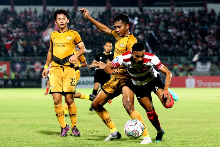 Pemain Dewa United M Zaenuri berhasil merebut bola dari pemain Madura United Rifaldi Bawuo saat pertandingan pekan 5 Liga 1 2022-2023 yang berakhir dengan skor 1-0 di Stadion Gelora Bangkalan, Jumpt (19/8/2022) malam.