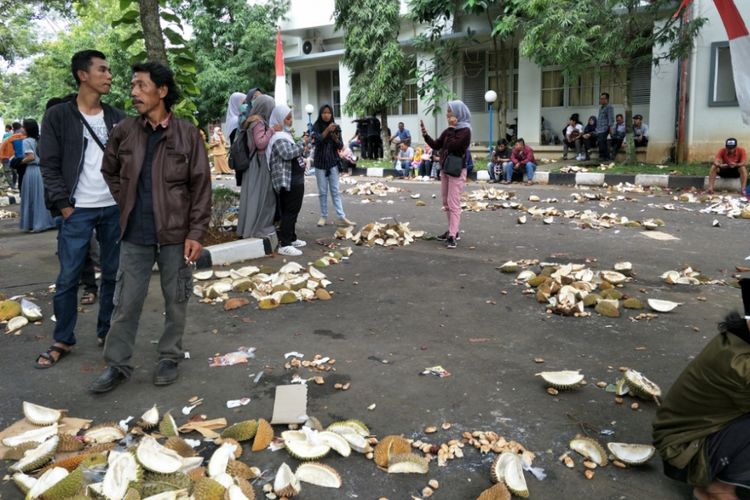 Kondisi pelataran Pendopo Bupati Lebak, Banten, setelah festival Murakadu Babarengan digelar, Selasa (15/9/2019). 