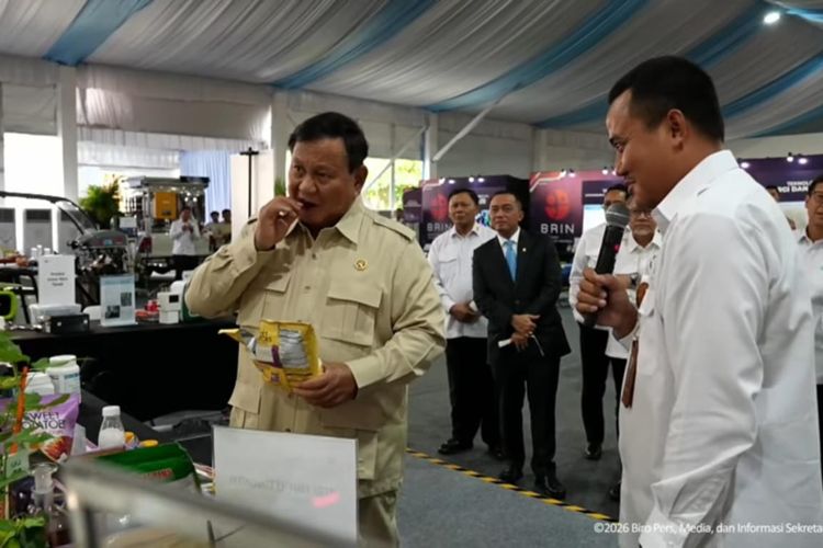 Aksi Prabowo Minum Air Olahan, Injak Genteng, dan Makan Kripik Hasil Inovasi BRIN