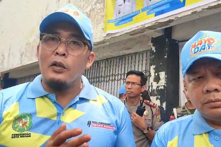 Wakil Walikota Medan Aulia Rachman (kiri) dan Plh Sekda Medan Benny Sinomba Siregar (kanan) saat diwawancarai di Gelanggang Remaja Kota Medan, Rabu (1/5/2024)