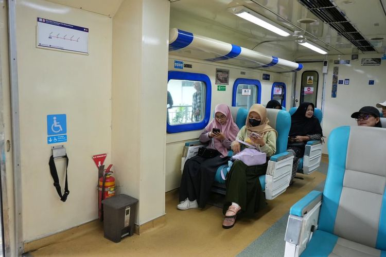 Liburan akhir pekan tak harus mahal. Cukup dengan Rp 4.000, kamu sudah bisa menikmati perjalanan seru naik kereta dari Solo ke Wonogiri. Rute Kereta Api (KA) Batara Kresna di Jawa Tengah ini menjadi pilihan tepat buat kamu yang ingin healing singkat tanpa menguras kantong.