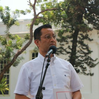 Politisi PDI-P Juliari Batubara usai dipanggil Presiden Joko Widodo membicarakan posisi kementerian yang akan diisi