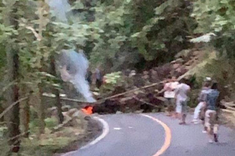 Tanah longsor di ruas jalan Sawangan-Tanggari, Minut. Satu orang tewas tertimpa pohon dan tiang listrik.