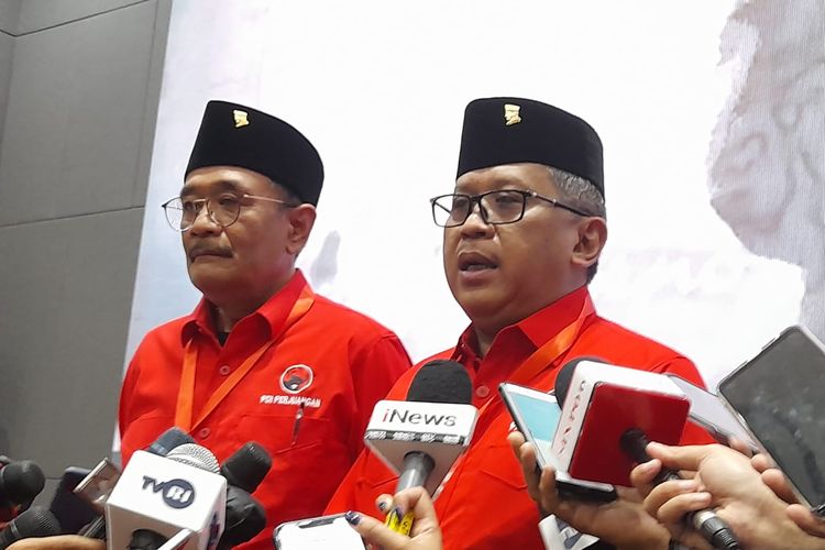 Ketua DPP PDI-P Djarot Saiful Hidayat dan Sekjen PDI-P Hasto Kristiyanto di Masjid At-Taufiq, Jakarta Selatan, Selasa (21/6/2022).