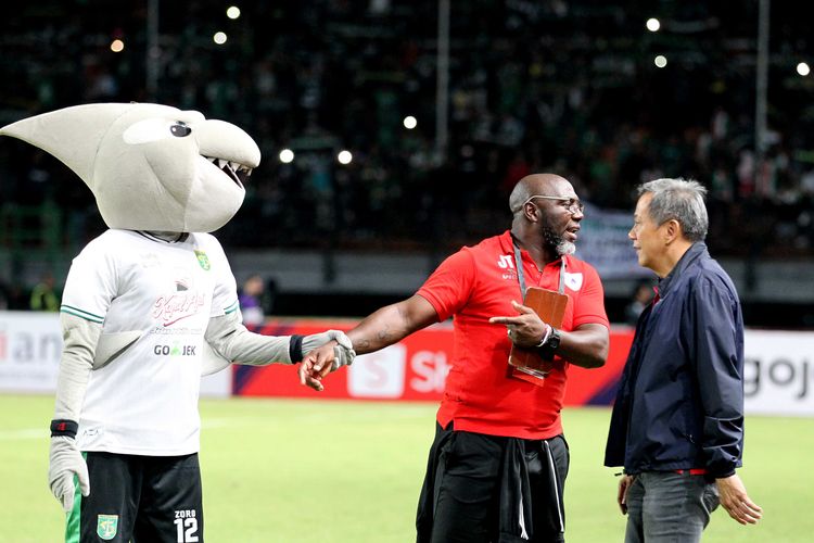 Pelatih Persipura Jayapura, Jacksen F Tiago (Tengah) meminta ijin kepada manajer (kanan) untuk bernyanyi bersama Maskot Persebaya, Zoro seusai laga Pekan 12 Liga 1 2019 yang berakhir dengan skor 1-0 di Stadion Gelora Bung Tomo Surabaya, Jawa Timur, Jumat (02/08/2019) malam.