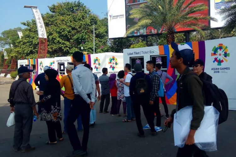 Warga mengantre untuk membeli tiket di tiket box depan gerbang Jakabaring Sport City (JSC) Palembang, Sumatera Selatan, Senin (20/8/2018).