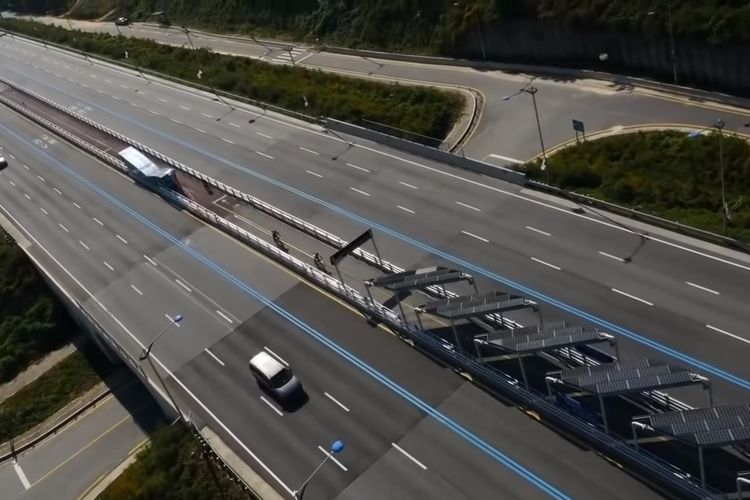 Solar panel di tengah jalan raya Korea Selatan, bisa dilalui pengendara sepeda