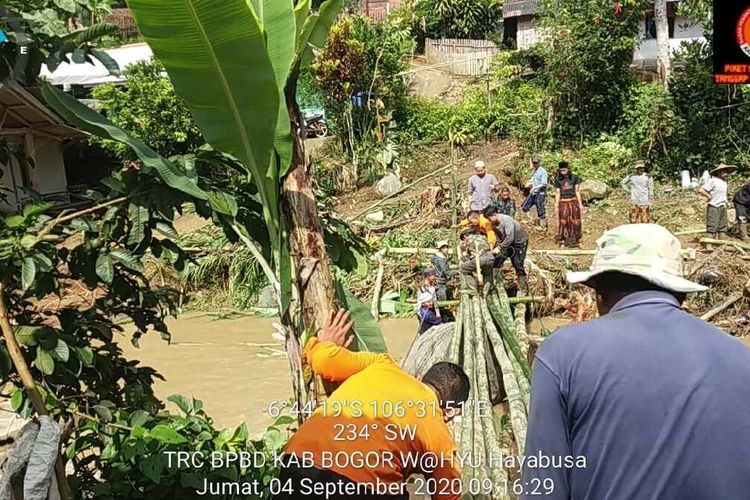 Sejumlah petugas dibantu warga sekitar membangun jembatan darurat karena diterjang banjir di Kampung Citalahab Sentral RT. 03/09 Desa Malasari Kecamatan Nanggung, Kabupaten Bogor, Jawa Barat, Jumat (4/9/2020).