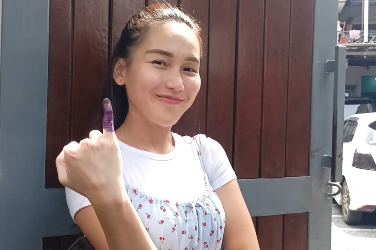 Ayu Ting Ting memamerkan jari kelingkingnya yang sudah terkena tinta setelah memberikan hak pilihnya di Pilkada 2024.