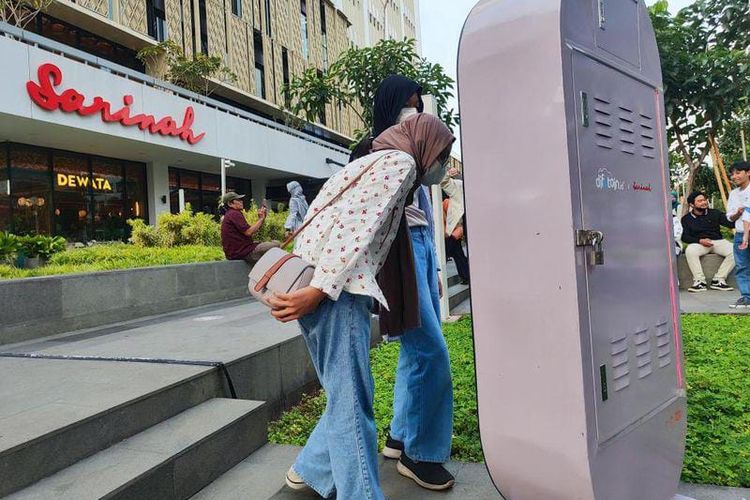 Mencoba mesin foto gratis di depan Gedung Sarinah, Jumat (28/4/2023)