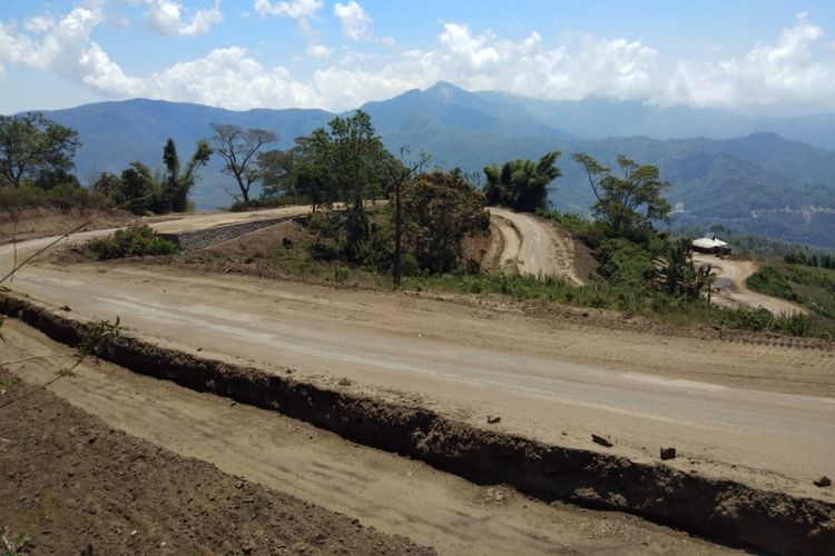 Akses jalan menuju Taman Nasional Danau Kelimutu diperlebar.