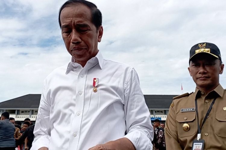 Presiden Joko Widodo dan Penjabat Gubernur Sulbar Zudan Arif Fakrulloh saat hendak diwawancara wartawan di SMKN 1 Rangas, Kabupaten Mamuju, Sulawesi Barat, Selasa (23/4/2024).