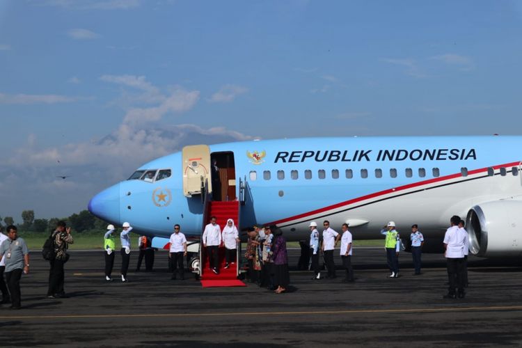 Presiden Joko Widodo dan Ibu Negara Iriana Jokowi, Jumat (1/2/2019) pagi, tiba di Pangkalan Udara TNI Iswahyudi, Kabupaten Magetan, Jawa Timur. 