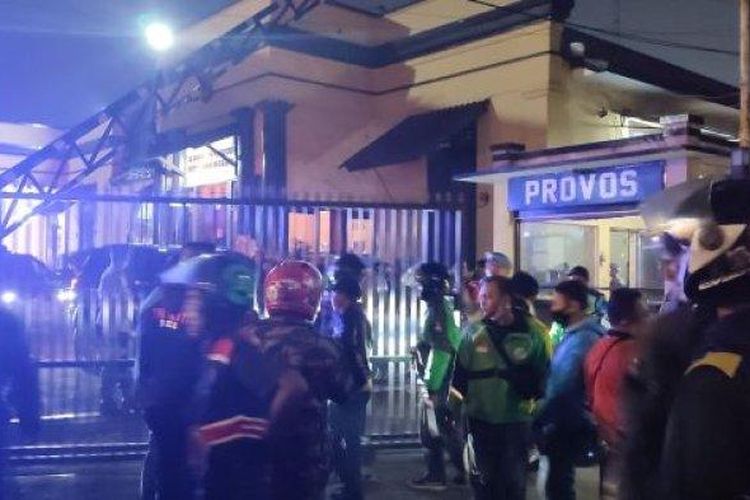 Sejumlah driver ojek online (ojol) mendatangi Polrestabes Bandung, Selasa (7/3/2023) malam. 

