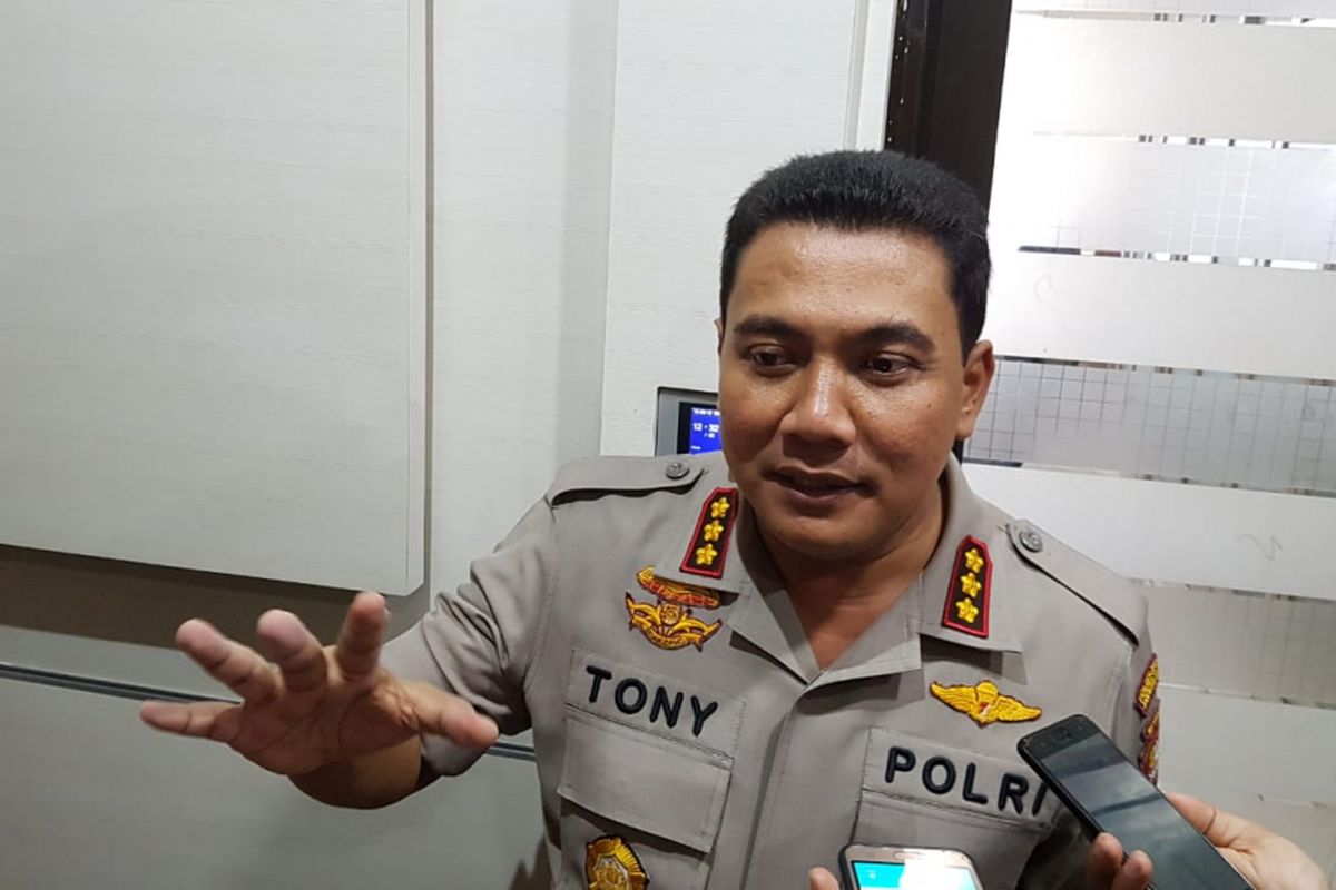 Kapolres Jakarta Timur Yoyon Tony Surya Putera, rilis pelaku pelemparan batu di JPO Malaka, Rabu (13/6/2018)