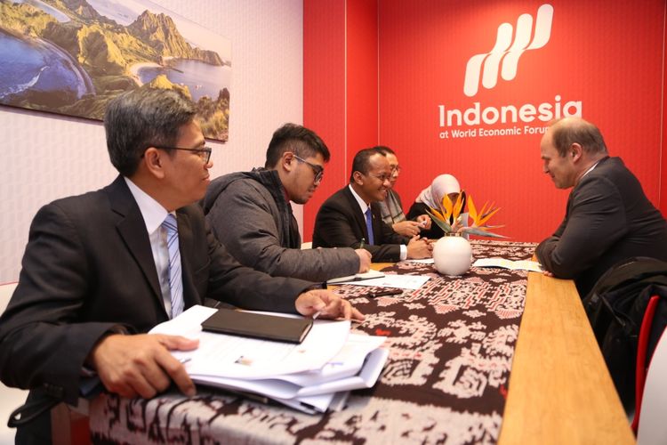 Menteri Investasi Bahlil Lahadalia melakukan pertemuan dengan Chief Executive Officer (CEO) Badische Anilin und Soda Fabrik (BASF) Martin Brudermüller di Paviliun Indonesia, Davos, Swiss, Selasa (17/1/2023) waktu setempat. 