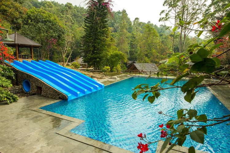Fasilitas kolam renang di Taman Wisata Bougenville, Bandung.