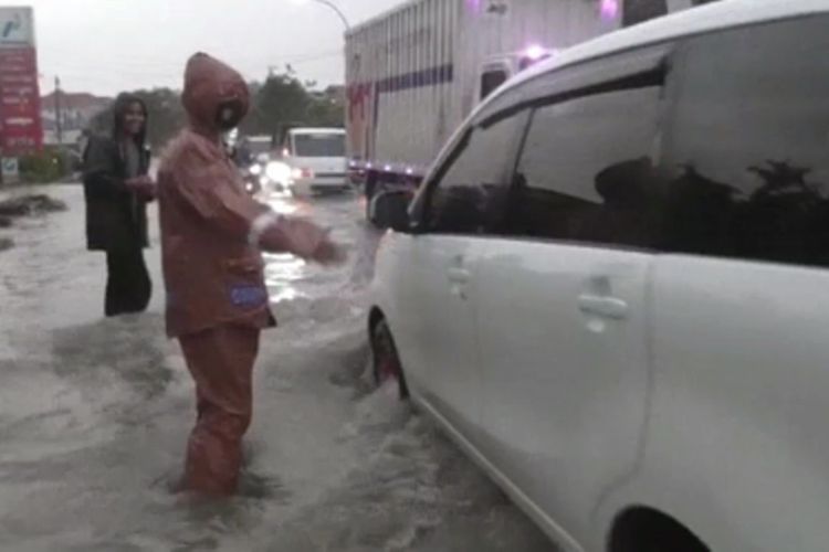 Terjebak Banjir, Belasan Kendaraan Mogok Mesin Di Jalan Trans Sulawesi