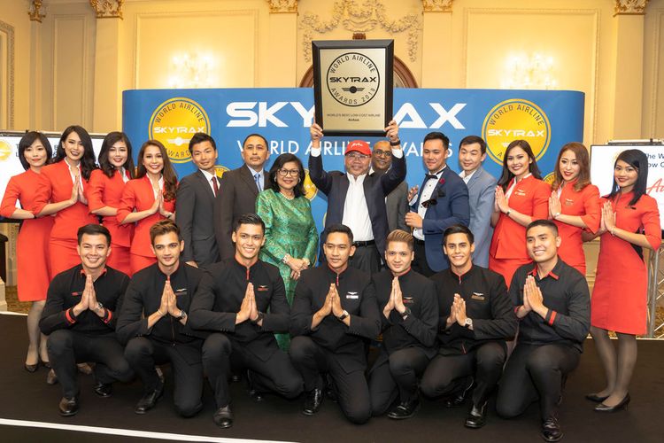 Datuk Kamarudin Meranun, AirAsia Co-Founder, Executive Chairman AirAsia Group Berhad, dan Group CEO AirAsia X, berkesempatan untuk menerima penghargaan SkyTrax sebagai best LCC dunia, di London, Selasa (17/7/2018). 