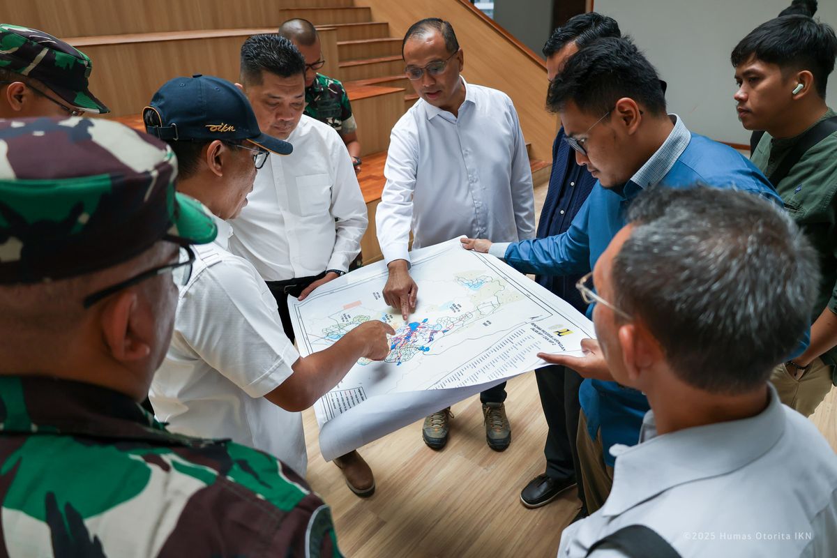 Kepala Pusat Konstruksi Kementerian Pertahanan Brigadir Jenderal TNI M Leo Pola Ardiansa, meninjau langsung lokasi yang akan menjadi kampus SMA Taruna Nusantara di WP 1C, Ibu Kota Nusantara (IKN). Tampak delegasi disambut Deputi Pendanaan dan Investasi Otorita IKN Agung Wicaksono.