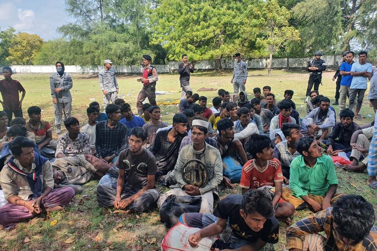 Badan Keamanan Laut (Bakamla) RI mengevakuasi 57 imigran ilegal Suku Rohingya Myanmar, di Pantai Desa Ladong, Aceh Besar, Aceh, Minggu (25/12/2022) siang.