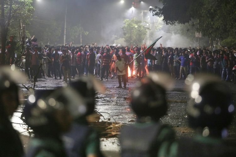 Ribuan mahasiswa Bangladesh bentrok dengan pasukan keamanan dalam aksi unjuk rasa menentang kebijakan kuota untuk lapangan pekerjaan di pemerintahan, Minggu (8/4/2018) malam.