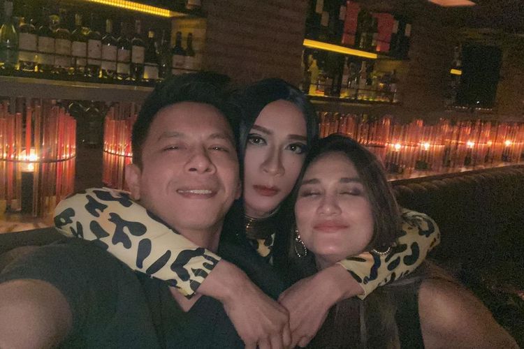 Aming mengunggah foto bersama Luna Maya dan Ariel NOAH.