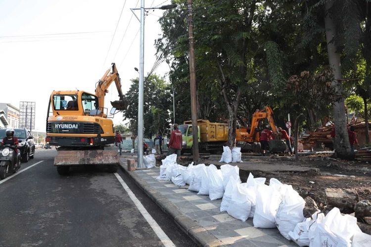 Pemerintah Kota Surabaya membangun mini bosem atau waduk mini di Jalan Mayjen Sungkono, Surabaya, Jawa Timur, untuk mengantisipasi agar banjir tidak terjadi kembali di kawasan yang memiliki struktur tanah rendah.