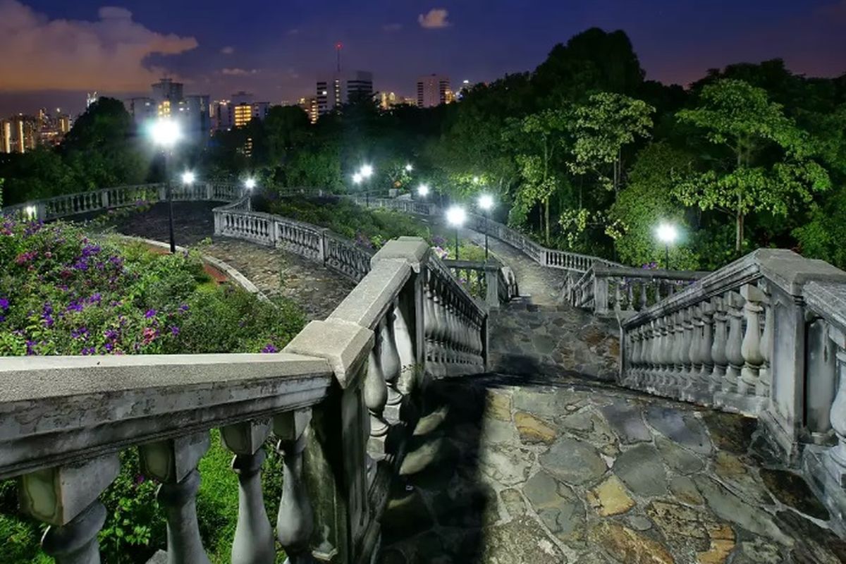 Taman teras bisa menjadi solusi bagi Anda yang ingin berkebun meski tinggal di area lereng bukit