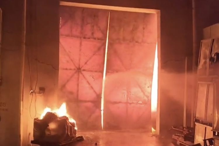 Pabrik Sandal di Tangerang Terbakar, Puluhan Petugas Damkar Berjibaku Padamkan Api
