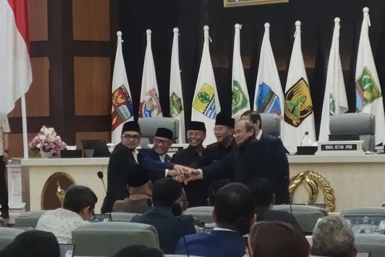 Ketua DPRD Jabar Buky Wibawa (kedua dari kiri), Sekda Jabar Herman Suryatman (ketiga dari kiri), Wagub Jabar Erwan Setiawan (keempat dari kanan) bersama sejumlah pimpinan DPRD Jabar tampak melakukan tumpuk tangan di Sidang Paripurna terkait laporan badan anggaran di Gedung DPRD Jawa Barat, Jalan Diponegoro, Kota Bandung, Selasa (1/7/2025) pagi. Diketahui hubungan antara Erwan dan Herman tengah mengalami keretakan.