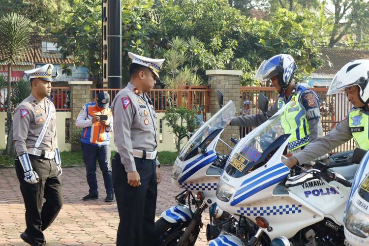 Kapolres Kulon Progo AKBP Nunuk Setiyowati memimpin apel operasi Patuh Progo 2023 di halaman Kepolisian Resor Kulon Progo, Daerah Istimewa Yogyakarta.