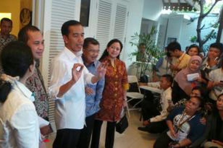 Presiden dan wakil presiden terpilih Joko Widodo dan Jusuf Kalla mengunjungi Kantor Transisi, Jakarta, Kamis (28/8/2014).
