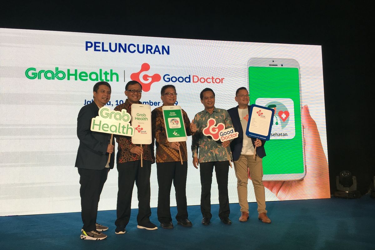 Hadir dalam acara peluncuran aplikasi GrabHealth Powered by Good Doctor, President of Grab Indonesia Ridzki Kramadibrata (kiri), Plt Direktur Ekonomi Digital Nyoman Adhiarna, Sekretaris Direktorat Jenderal Pelayanan Kesehatan, Dr. dr. Agus Hadian Rahim, Sp.OT(K), M.Epid, MH., Ketua Pengurus Besar Ikatan Dokter Indonesia dr. Daeng M. Faqih, S.H, M.H, dan Head of Medical Management Good Doctor Technology Indonesia dr. Adhiatma Gunawan (kanan).