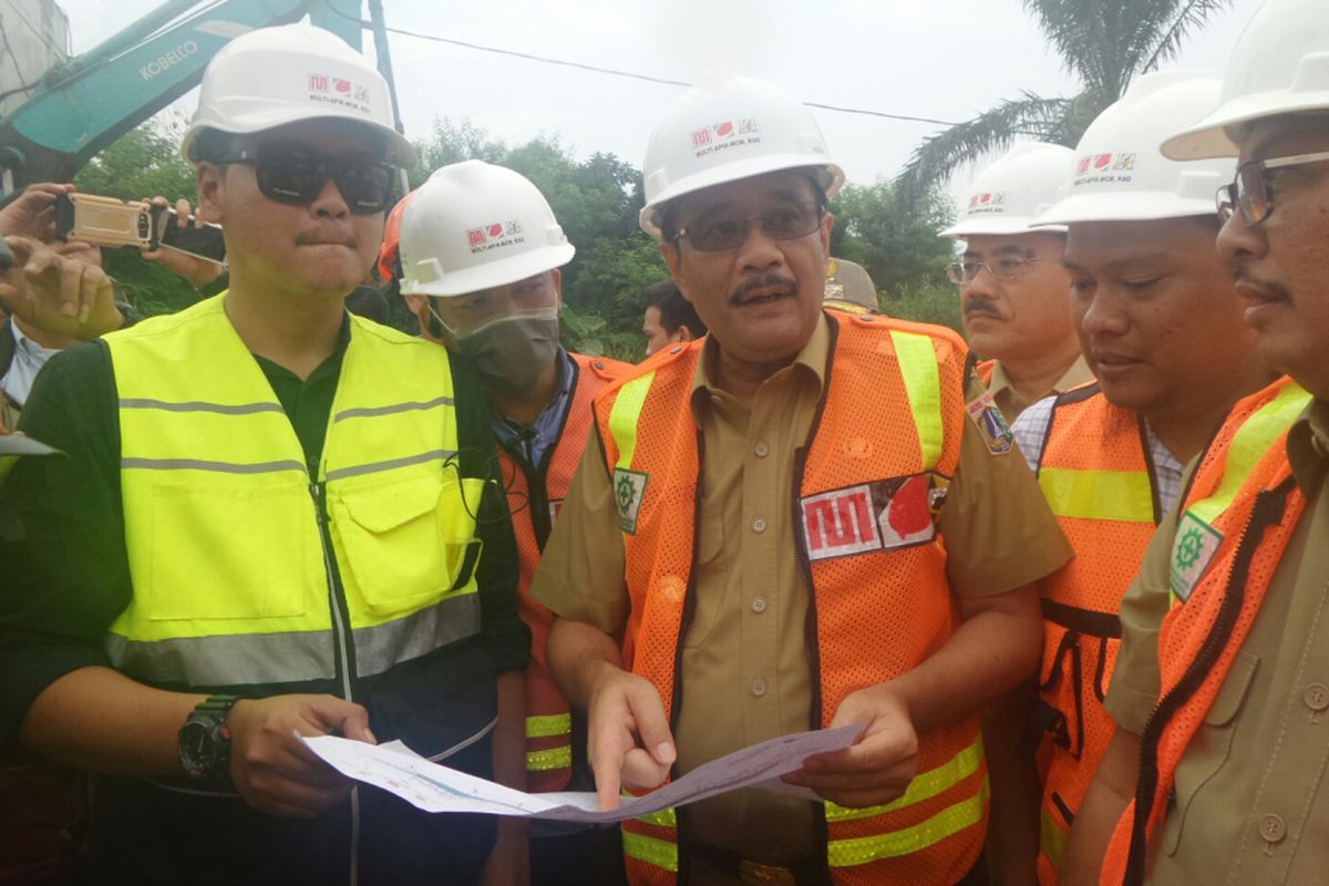 Wakil Gubernur DKI Jakarta Djarot Saiful Hidayat meninjau pembangunan flyover Bintaro, Selasa (18/4/2017). 