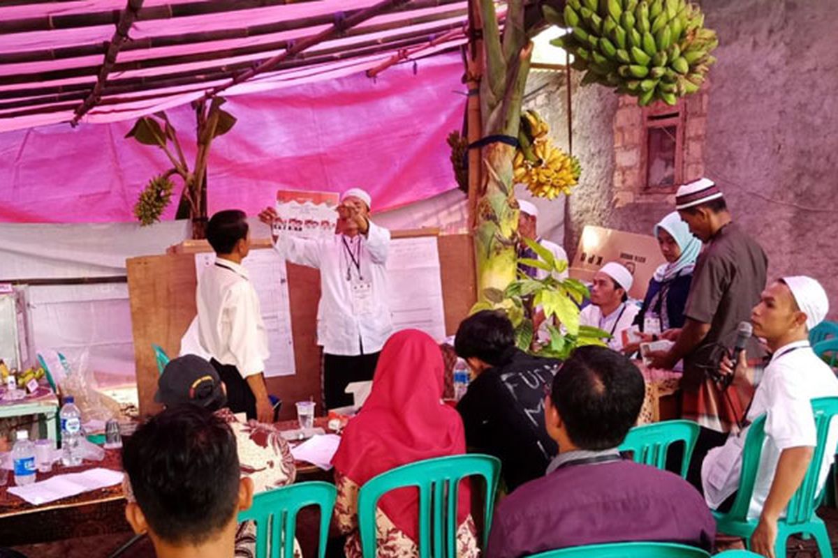 TPS 20 di Kampung Bulak Utara RT 03 RW 05 Kelurahan Kencana, Kecamatan Tanah Sareal, Kota Bogor, Jawa Barat menampilkan TPS Hajatan Tempo Doeloe, Rabu (27/6/2018).