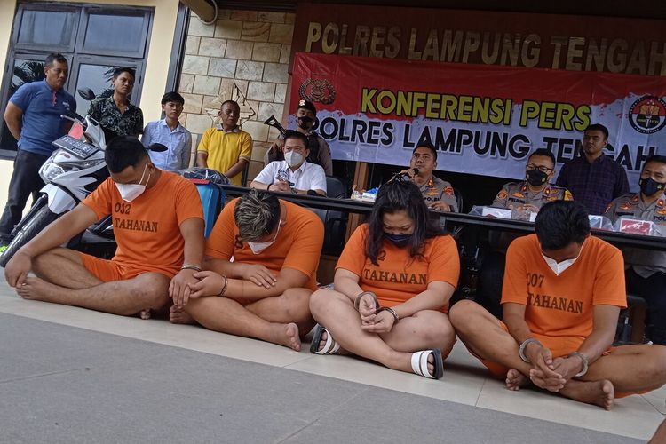 Para pelaku pembunuhan pengusaha papan bunga di Mapolres Lampung Tengah, Rabu (29/6/2022).